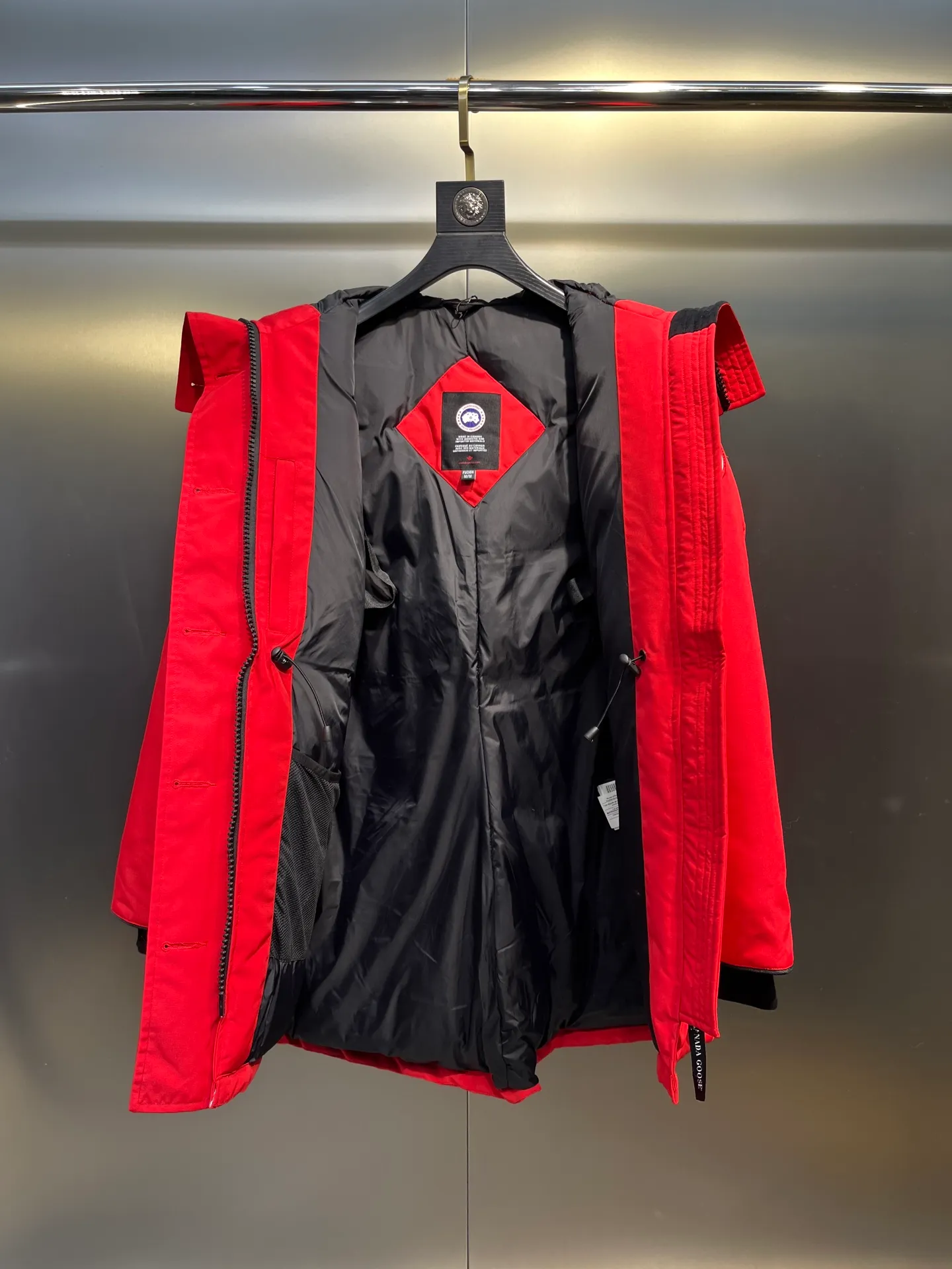 P860 Canada goose/Canada Goose 05 model 2580LA CANADA GOOSE/Canada Goose Rossclair parka women's down jacket, authentic original clothing molding, all accessories are custom-made from the original factory. This model is very unique. The zipper at the back can be opened to change into a dovetail style, with diagonal pockets and a layer of hidden pockets underneath. The official website has become a popular model. The softness and hardness of the fabric are compared with the genuine ones. It can be restored by kneading at will (fabric misunderstanding: fabrics with high hardness are not waterproof. Only those who buy the latest genuine version this year will notice the softness and comfort of the fabrics). The down is synchronized with the genuine white duck down. It is fluffy and not lumpy. The electronically controlled down charging machine is used to fill the zippers with customized genuine YKK zippers. High hardness and no lag. The fur collar is purchased from the same manufacturer as Wolf Hair. (Cooperative factory 2019 Canadian wolf skin auction and Big Goose official auction of wolf skin fur collars on the same site) All workmanship and wiring are controlled by workers with more than ten years of service. They must be horizontal and vertical, and are not crooked. The density of the inner wiring is more exquisite. Compare at will. Big goose label, collar label, washed label, hang tag, zipper rope, pocket label, back label, collar velvet, Velcro fasteners, all details of the cuffs are updated simultaneously with the original product, the best version, and the most complete color matching. The fighter in World 05 battles various world goods. Size: XS-XL